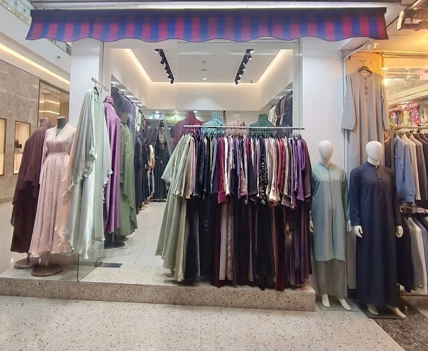 Simple open-front abaya boutique in a mall